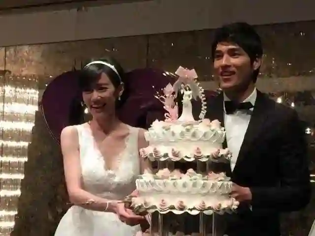 都把老婆逼得净身出户了，还拿复合炒作？！