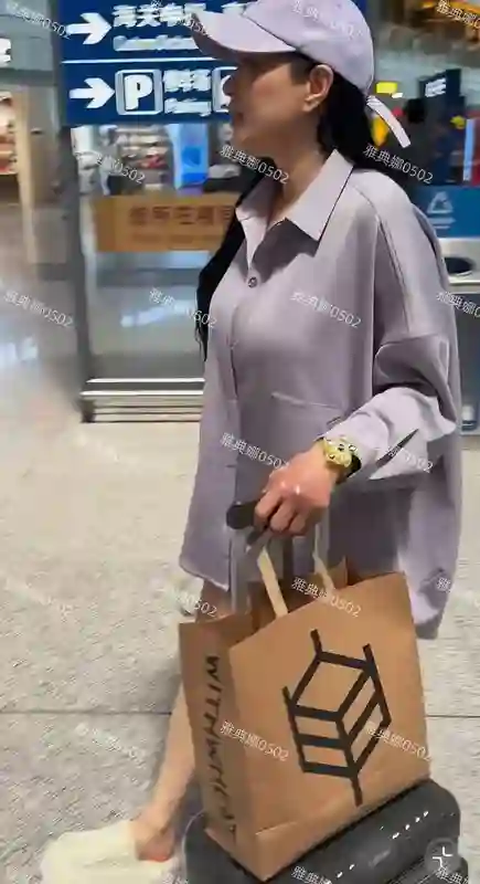 钟丽缇送二女儿参加夏令营，值机时千叮万嘱，明星跟普通妈妈一样