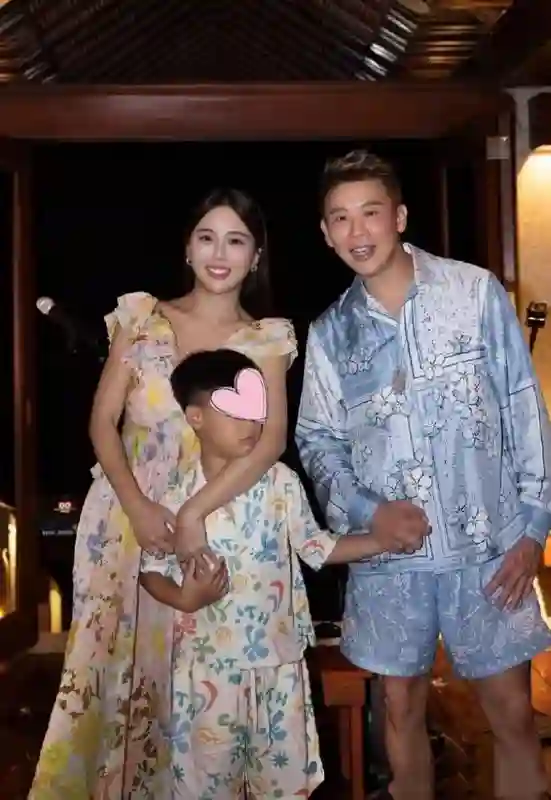 56岁陶喆在美国庆生，脸上胶质感很重认不出，小18岁老婆又美又嫩