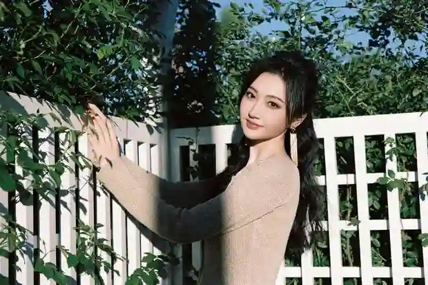 景甜身着中式套装现身河畔，沐浴日光，身姿窈窕似画中仙
