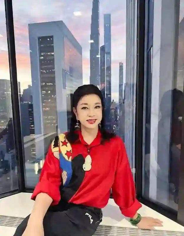 原来刘晓庆一直戴假发，真实发量稀疏快秃顶