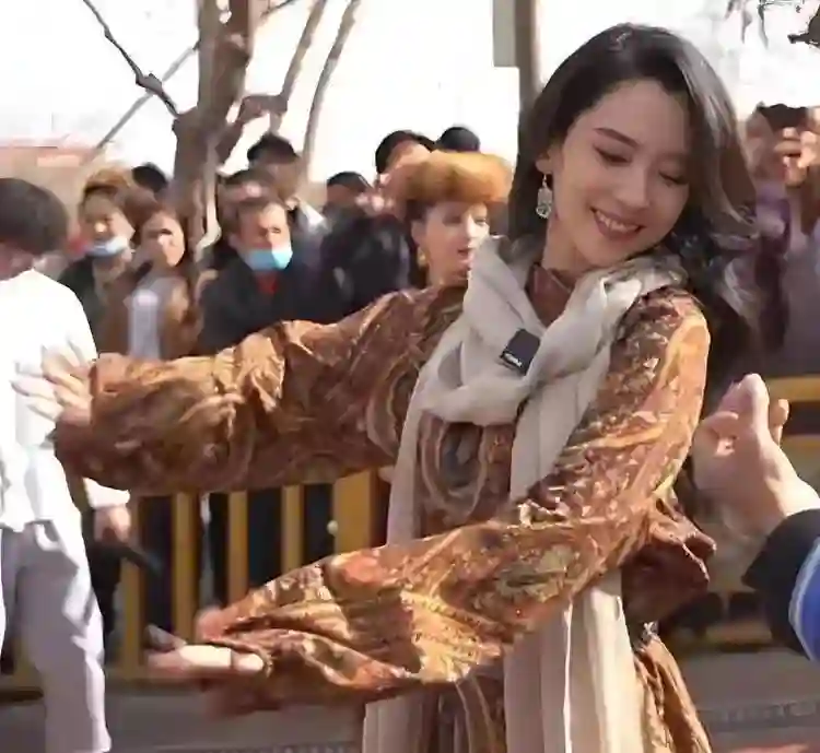 森林北携母亲回哈密老家，自曝自己是农村人！汪峰眼光真不错！