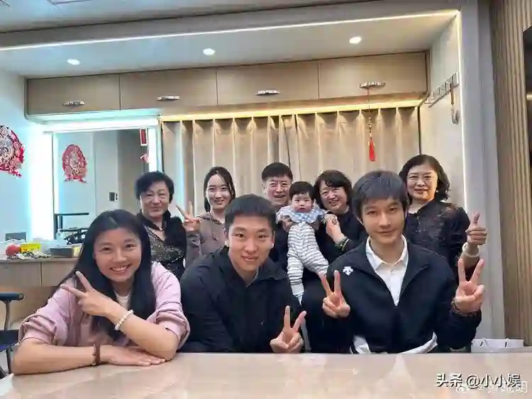 杨颖五一带儿子去迪士尼,8岁小海绵双下巴抢镜,长得很像黄晓明