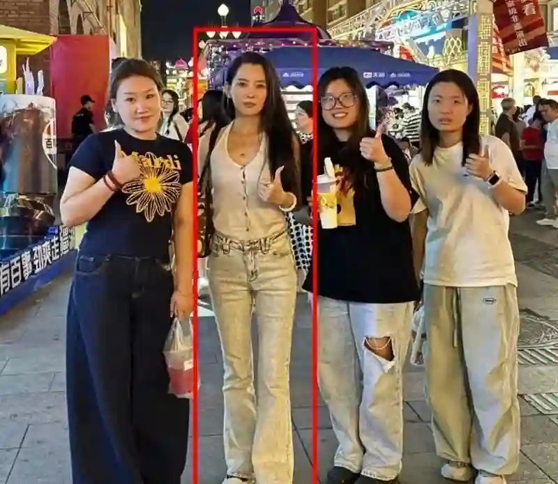 汪峰女友森林北近照曝光，膝盖上淤青明显，在日本药店买药引热议