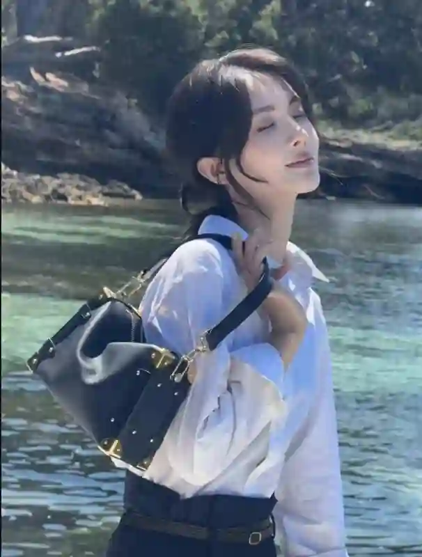 金晨发布海上大片：穿衬衫很有姐姐范儿，但变化太大颜值“成迷”