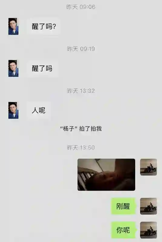 黄圣依菜市场被偶遇，离婚后容光焕发又嫩了，一身紫裙卷发好时尚