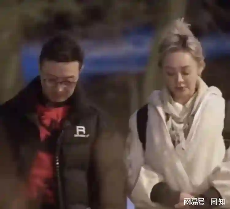 汪峰不忍了！深夜秀恩爱，与森林北新疆团聚，置顶合照，宁静解放