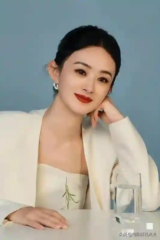 赵丽颖母亲首次曝光，穿大花衣服很富贵，原来女儿随妈是<em>真的</em>！