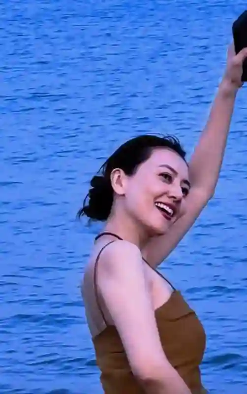 高圆圆和女儿巴塞罗那度假，人群中美成焦点，Rhea瘦高个仪态真好