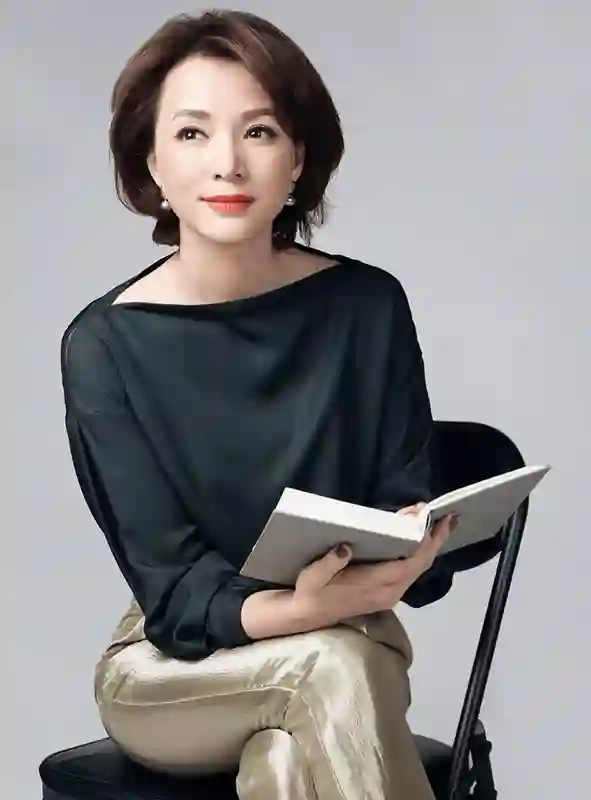 51岁董卿餐厅聚餐被偶遇，侧颜也美得十分耀眼，与闺蜜小酌好悠闲