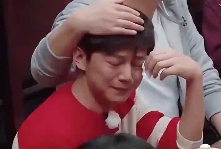51岁主持人何炅：被保姆起诉，节目停播，婚姻低调，现状令人惊讶