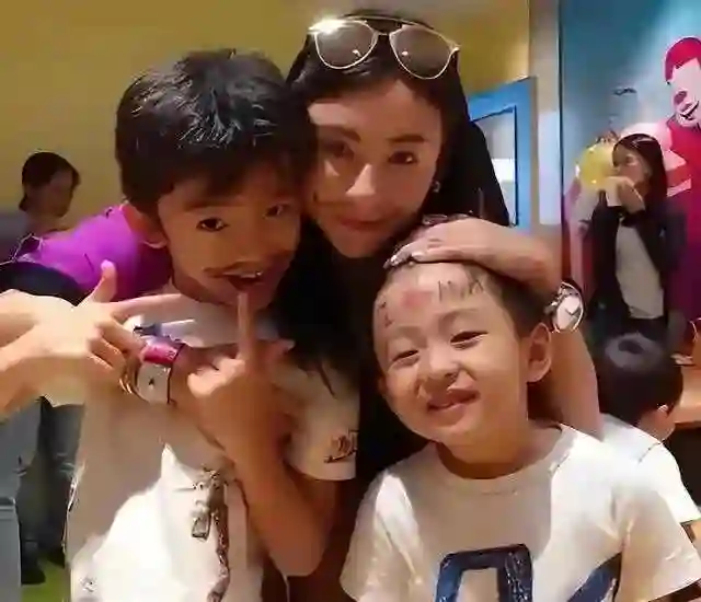 张柏芝儿子成绩曝光，谢霆锋突然给钱，当年真相被揭开？