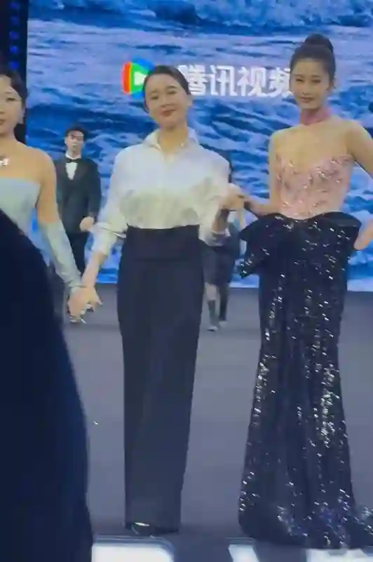女演员同框:闫妮“大姐”气场，左小青脸有些肿，颖儿太出挑了