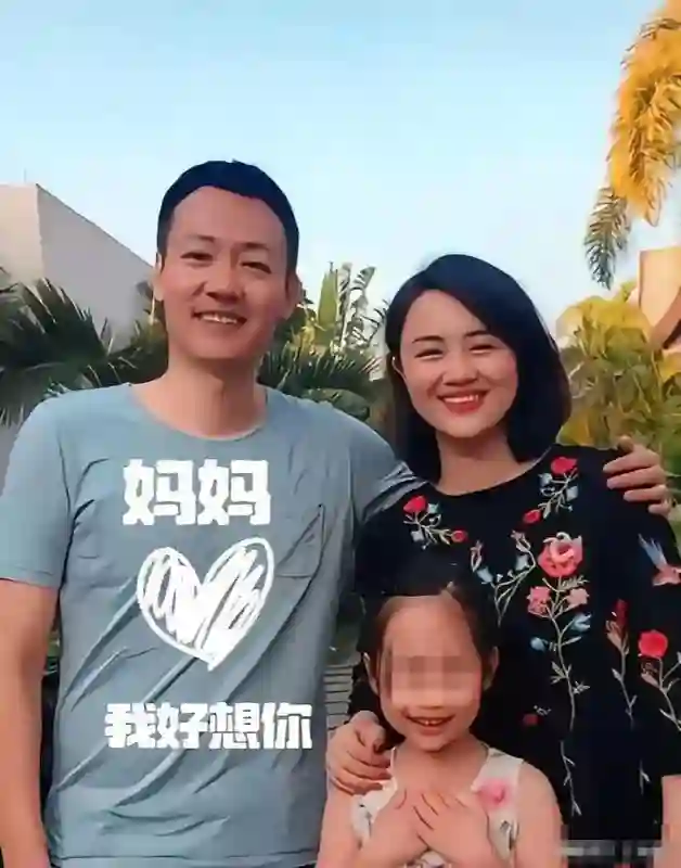 凌晨两点，辛柏清发微博哭了：整理衣柜时看见她的连衣裙