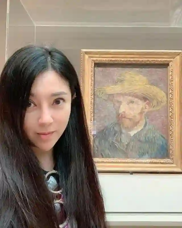 “最美郭芙”晒新疆旅行照！尖下巴引关注，因前夫锒铛入狱而离婚