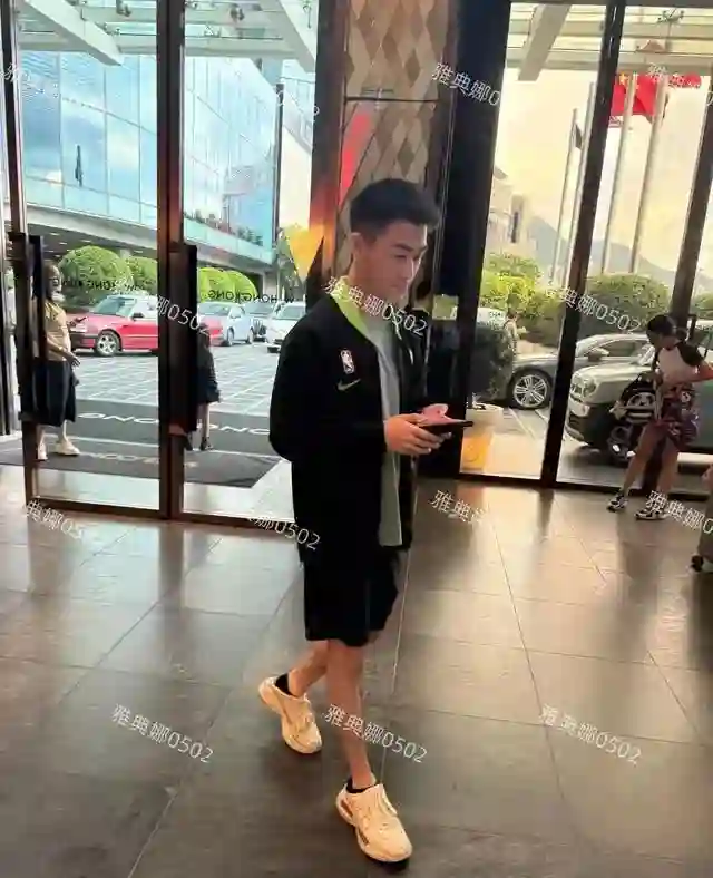 周杰伦演唱会偶遇奚梦瑶和婆婆梁安琪，婆媳俩挥动荧光棒全程开心