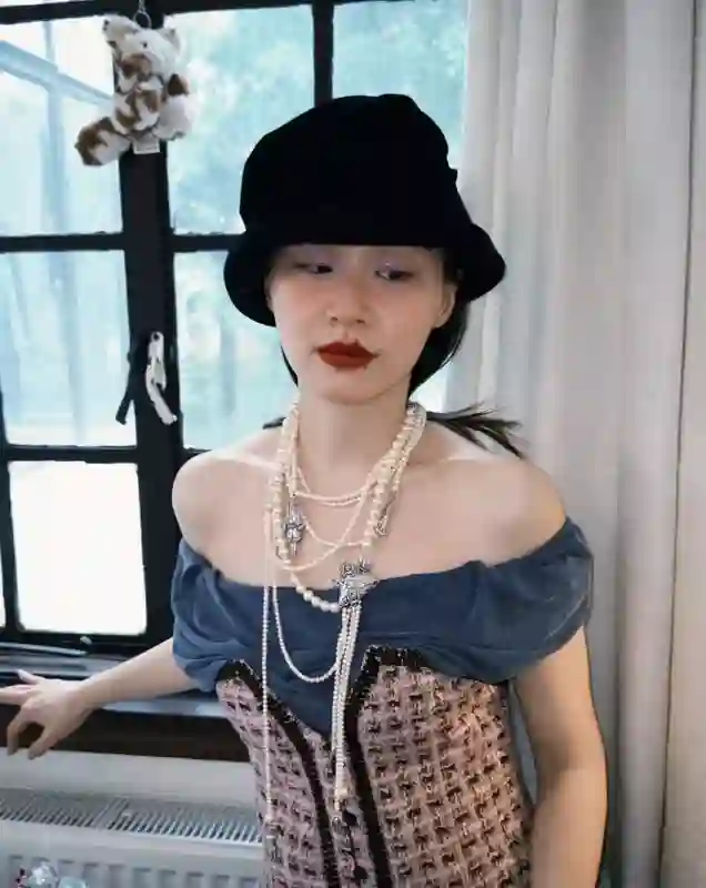 搞笑女艺人也开始营销颜值路线，试图洗脑网友，那么金靖算得上是娱乐圈的大美女吗？