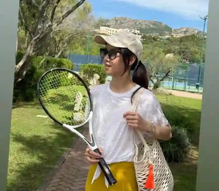 章泽天晒打网球美照，嘴角现一大块棕色血瘀，素颜出镜变黑不少