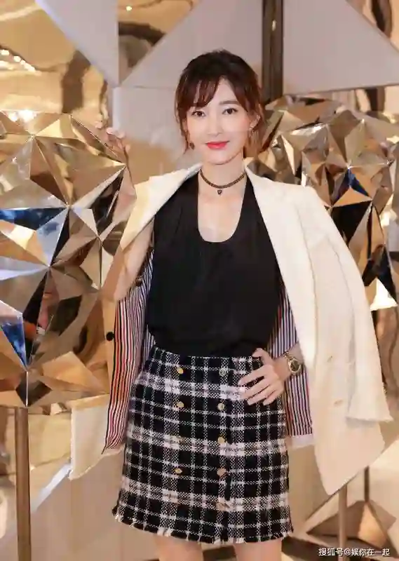 王丽坤再次美出天际，黑白方格短裙搭配米色西服展现迷人线条！