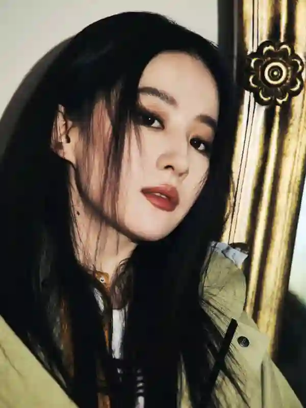 刘亦菲工装短靴搭配，演绎摩登<em>酷飒</em>新风采