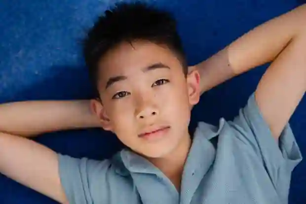 应采儿为Jasper庆12岁生日，母子三人同框超温馨