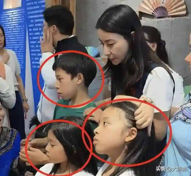 郭晶晶儿子罕见露脸，被夸外国帅哥范儿，跟妹妹三人共用一张脸