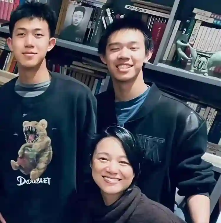 同是姜文的基因，将法国前妻女儿和周韵儿子放在一起，差距太明显