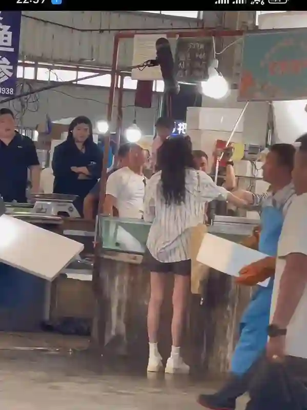 关晓彤现身山东农贸市场，发传单无人理，颜值是真的开始下滑