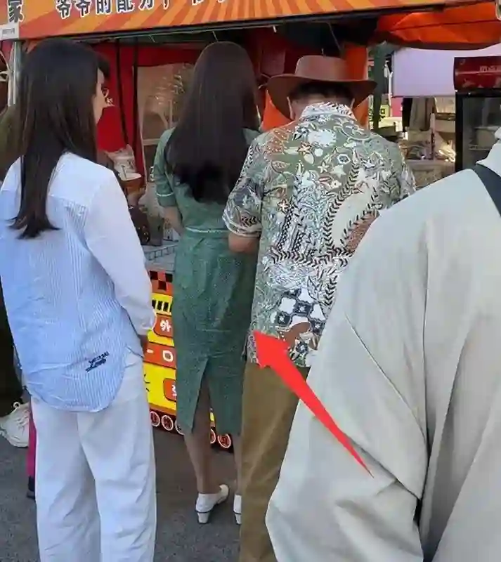黄圣依近况曝光，打扮一言难尽，裙摆全是褶，网友：像穿了个麻袋