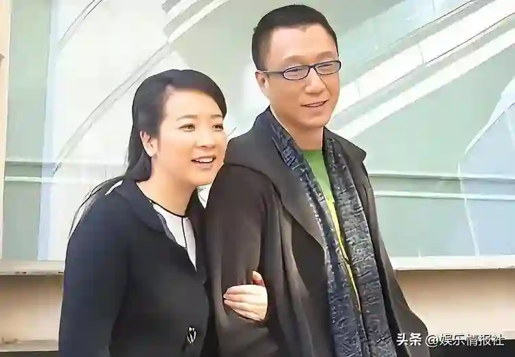 她是国家一级女演员，多次给坐轮椅丈夫戴绿帽，如今儿子也是演员