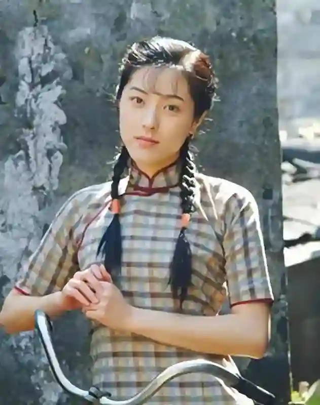 曾黎机场落泪！曾靠美貌“征服”众人,如今为何上演“苦肉计”