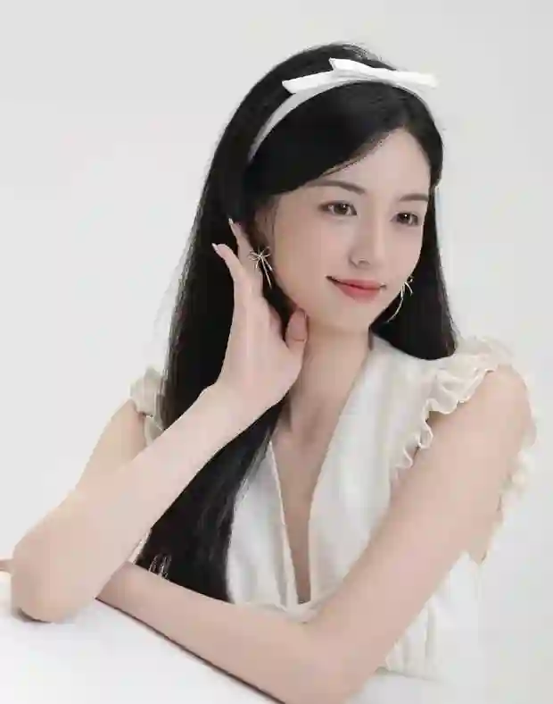 周也晒蝴蝶结写真 黑发粉唇演绎少女浪漫感
