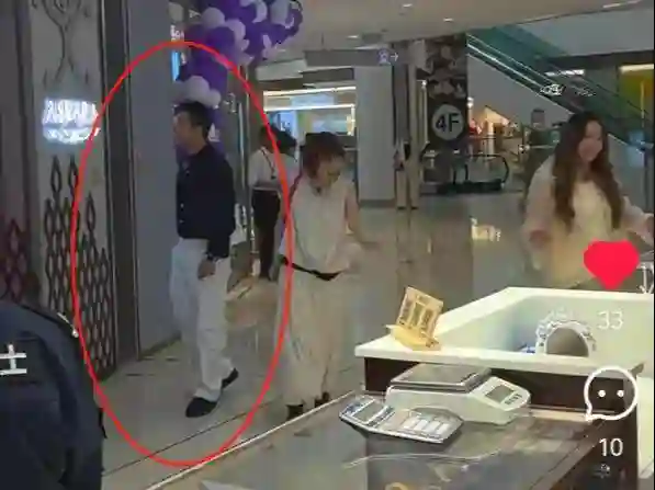网友在新疆偶遇吴昕，脖子、骨盆前倾愈发明显，表情呆愣像普通人