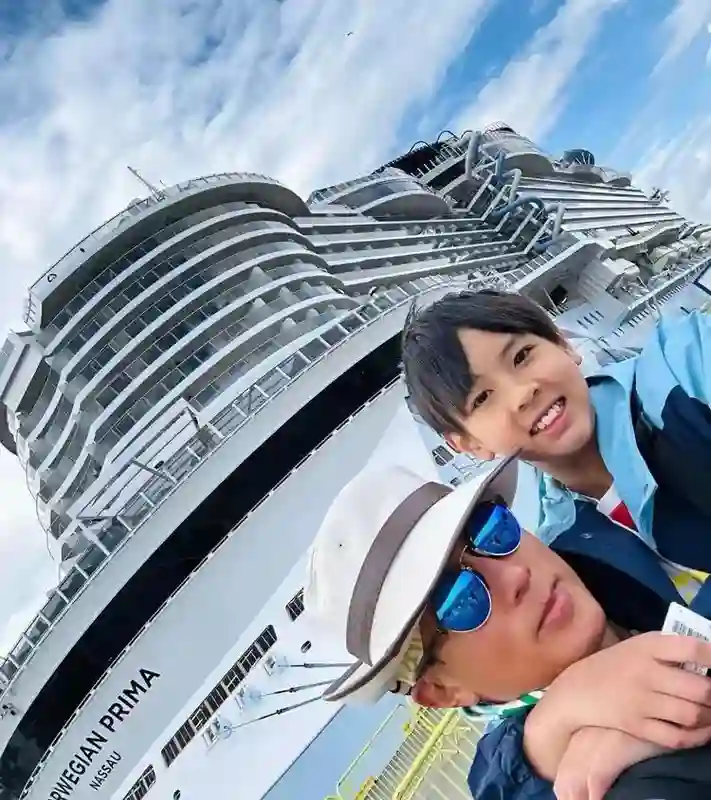 吴尊一家坐8层邮轮度假，在船上打网球，开卡丁车，14岁女儿超美