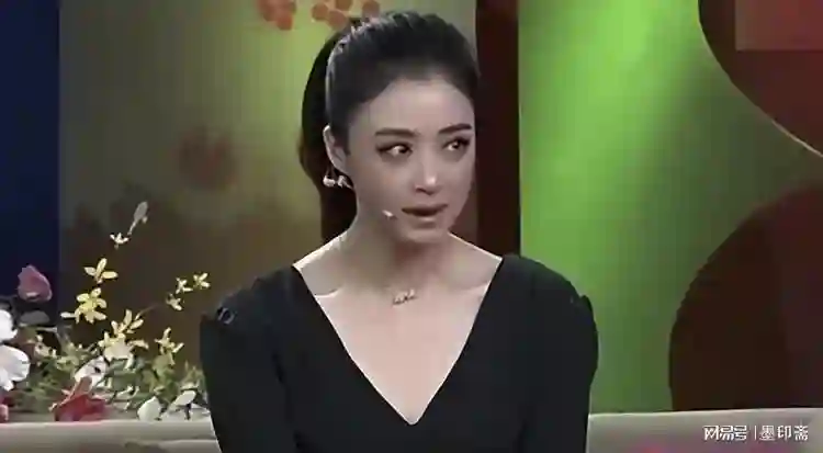 前脚官宣喜讯，后脚深陷舆论，42岁的蒋欣给内娱狠狠“上”了一课