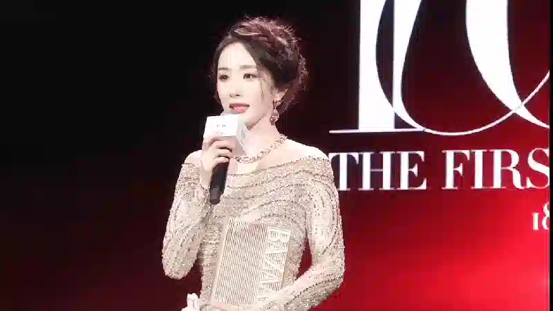 红毯幕后揭秘，孙俪神似胡曼黎，杨幂状态略显狼狈，吴谨言完美扛住