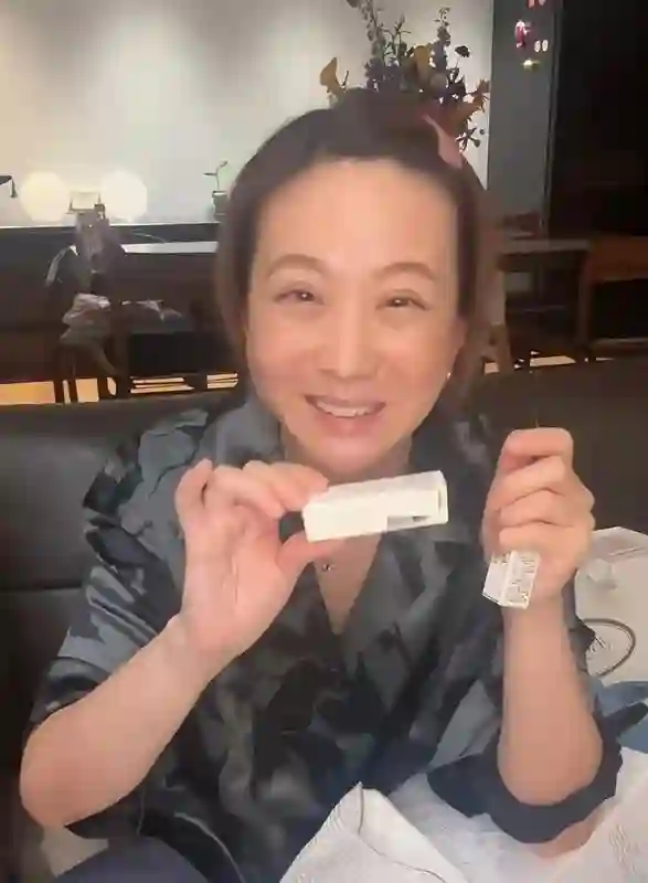 王阳老婆素颜近照，脸垮有颈纹，高斯全职主妇六年，家里干净整洁