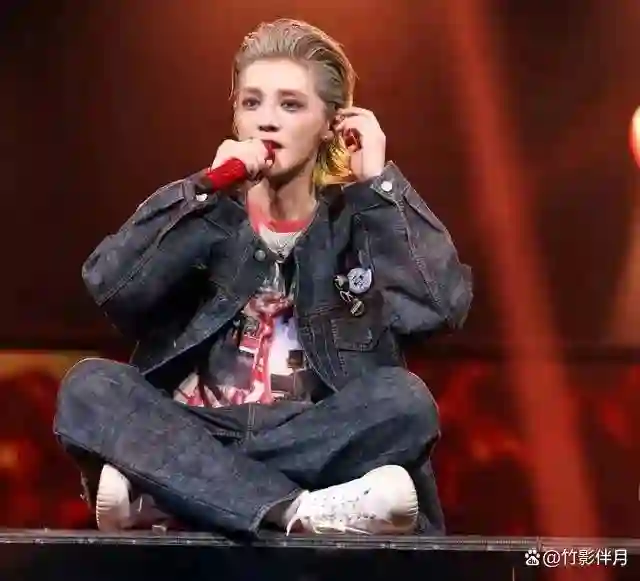 鹿晗关晓彤未分手！女方颁奖礼现鹿晗旧照，男方疑秀手机屏保合影