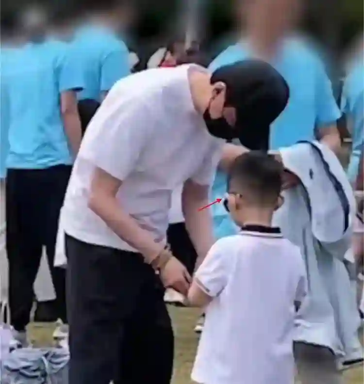 目击者回应赵丽颖赵德胤同游公园，赵德胤牵的是自己的孩子？