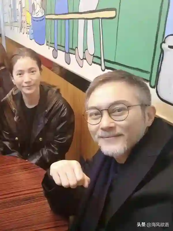 张智霖独自驾豪车买水被偶遇，54岁生图曝光：这状态确定没开美颜