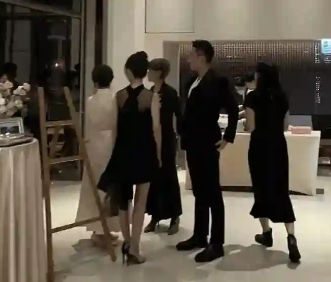 马<em>筱梅</em>带汪小菲参加表妹婚礼，夫妻俩热情敬酒成全场焦点，风头都盖过新人了
