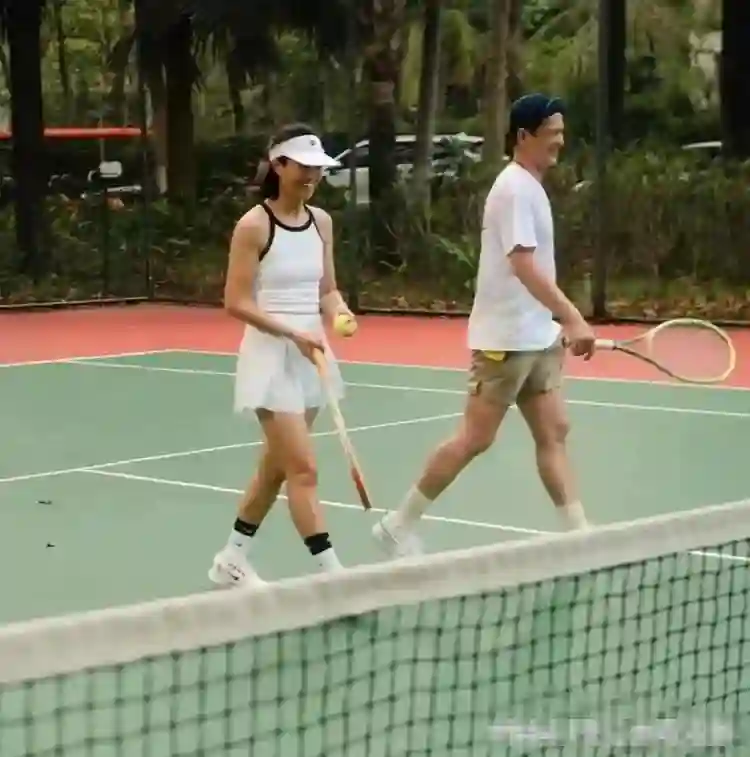 立夏暴击！朱丹周一围网球约会甜度爆表 结婚8年眼神拉丝惊呆网友