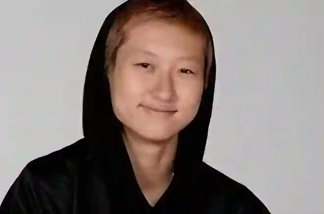 最惨星二代！母亲虐我，巨星爸爸不认我，就连同性妻子也抛弃了我