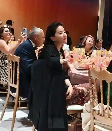 咸猪手、占C位：一张合照戳破白玉兰这晚的温情，难怪刘亦菲缺席