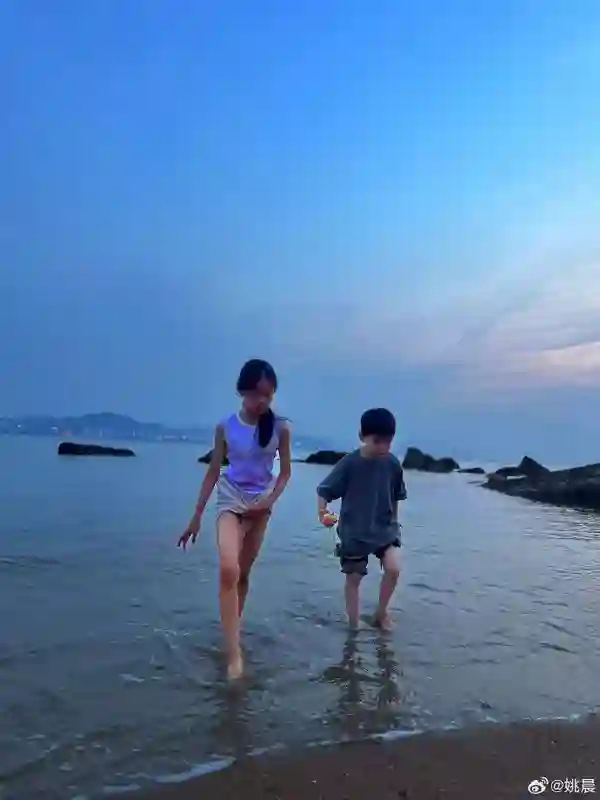 姚晨携子女回厦门赶海度假，晒鼓浪屿美景美食