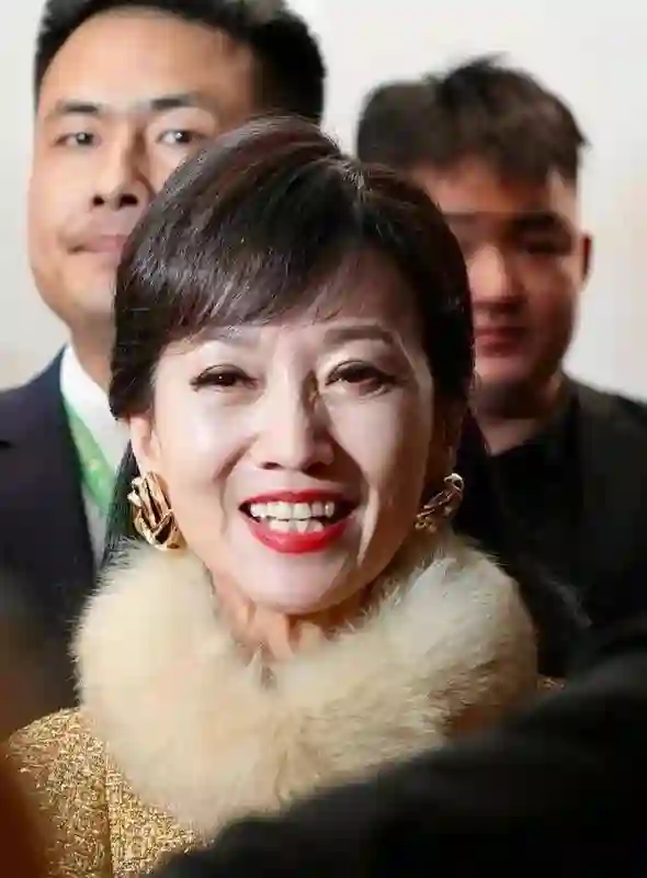 71岁赵雅芝直播遭尴尬，开十级美颜，小13岁网红称其“阿姨”