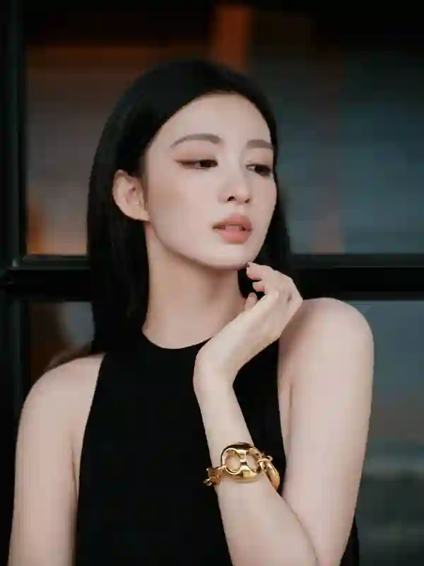 黑裙开衩显曲线！王楚然黑长直造型冷艳酷飒