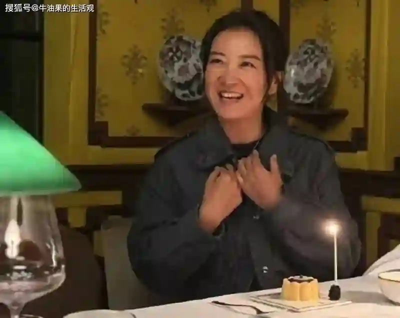 43岁贾玲又瘦了，高马尾造型青春活力，没复胖没反弹反击谣言