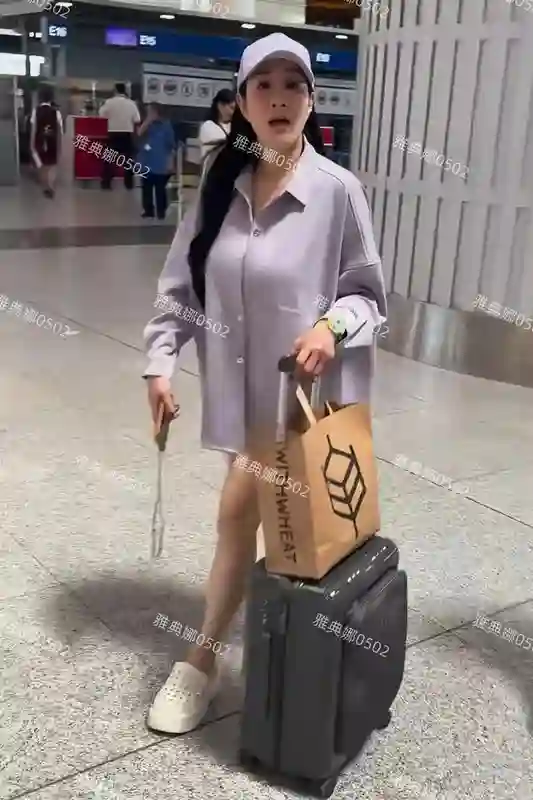 钟丽缇送二女儿参加夏令营，值机时千叮万嘱，明星跟普通妈妈一样