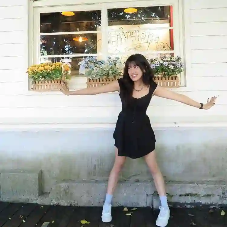 贾静雯19岁女儿梧桐妹被质疑已辍学，分享街拍变漂亮了